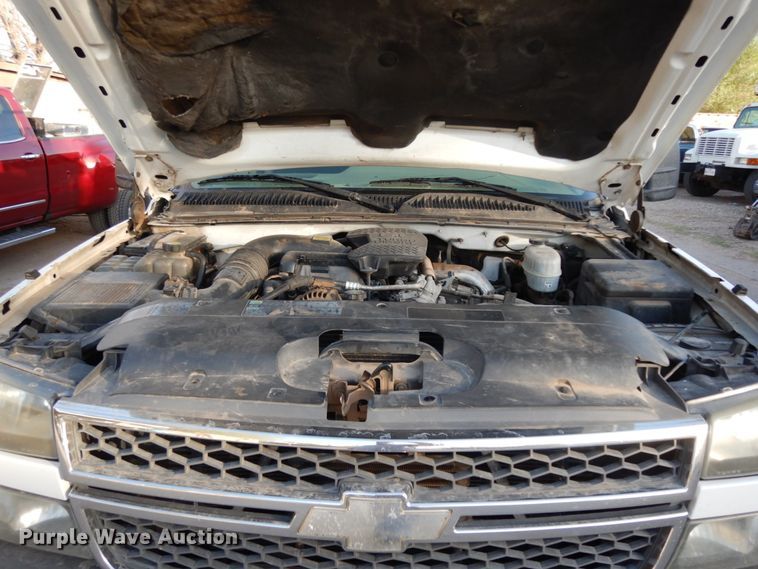 image for item DM2912 2005 Chevrolet 3500HD  flatbed pickup truck