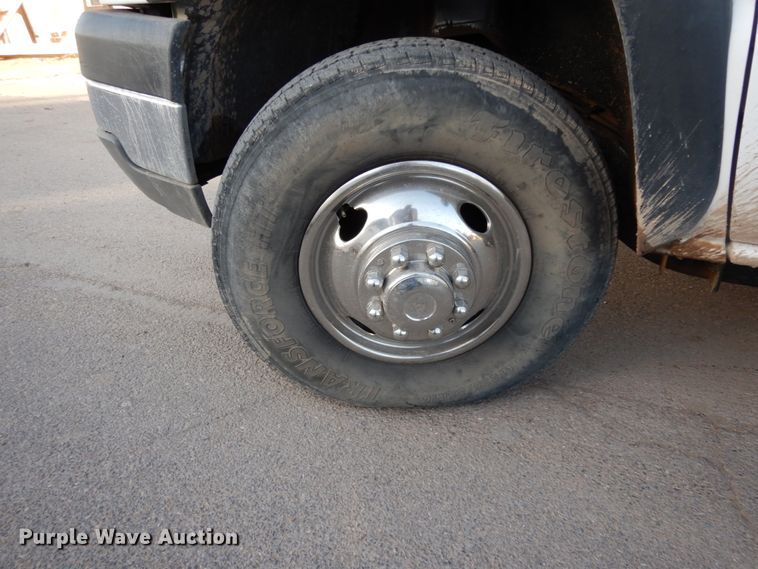 image for item DM2912 2005 Chevrolet 3500HD  flatbed pickup truck