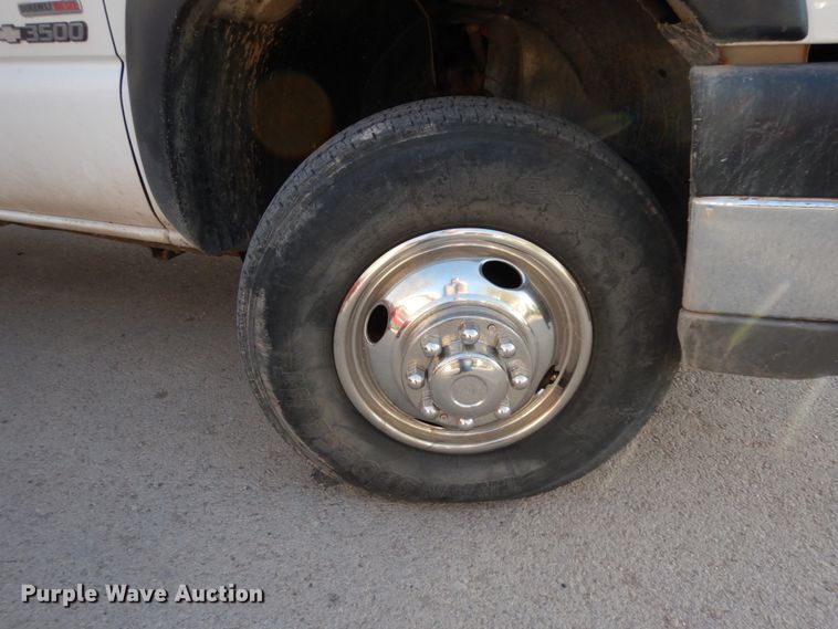 image for item DM2912 2005 Chevrolet 3500HD  flatbed pickup truck