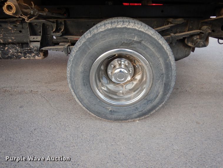 image for item DM2912 2005 Chevrolet 3500HD  flatbed pickup truck