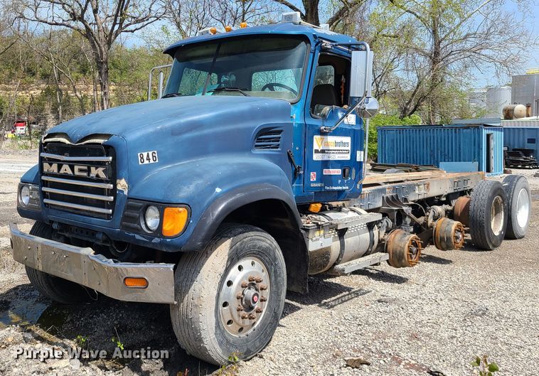 image for item DN5499 2002 Mack CV713 truck chassis