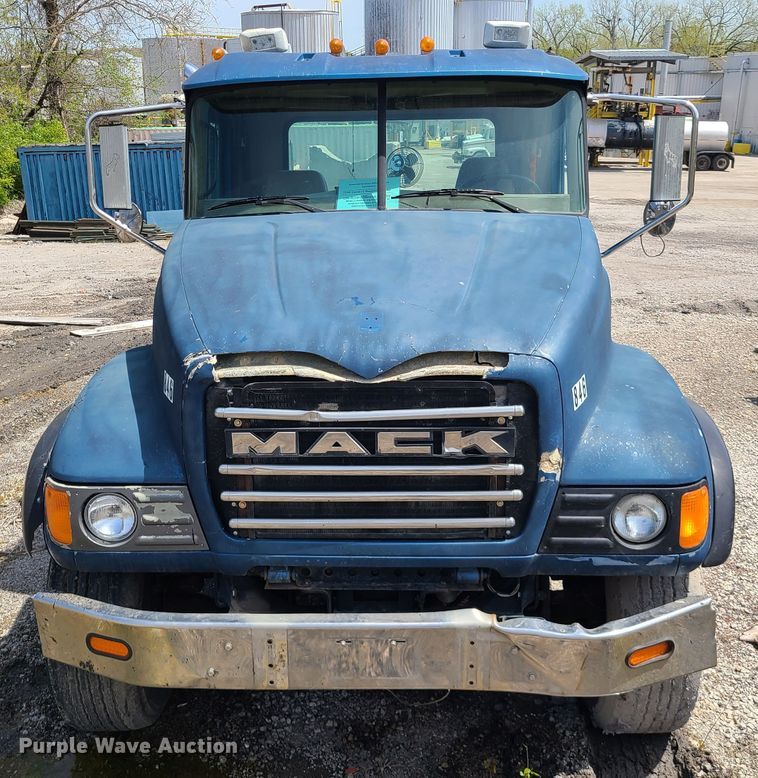 image for item DN5499 2002 Mack CV713 truck chassis