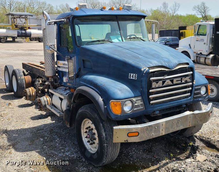 image for item DN5499 2002 Mack CV713 truck chassis