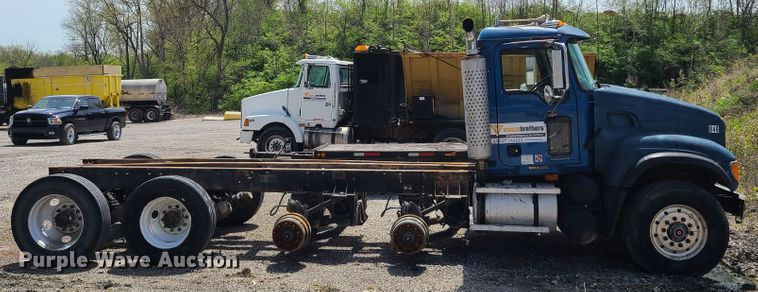 image for item DN5499 2002 Mack CV713 truck chassis