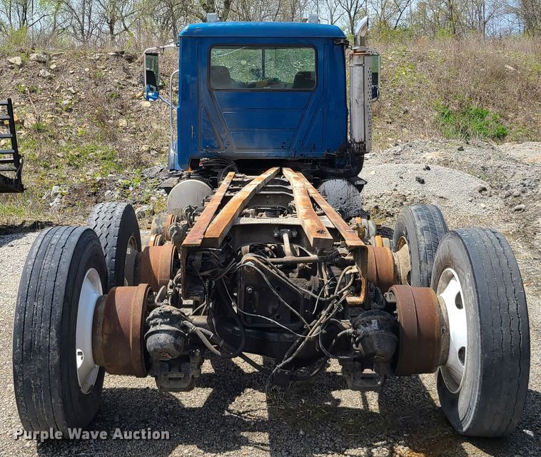 image for item DN5499 2002 Mack CV713 truck chassis