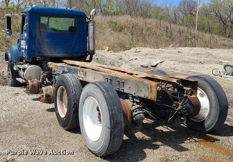 image for item DN5499 2002 Mack CV713 truck chassis
