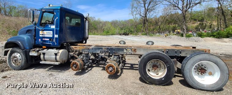 image for item DN5499 2002 Mack CV713 truck chassis