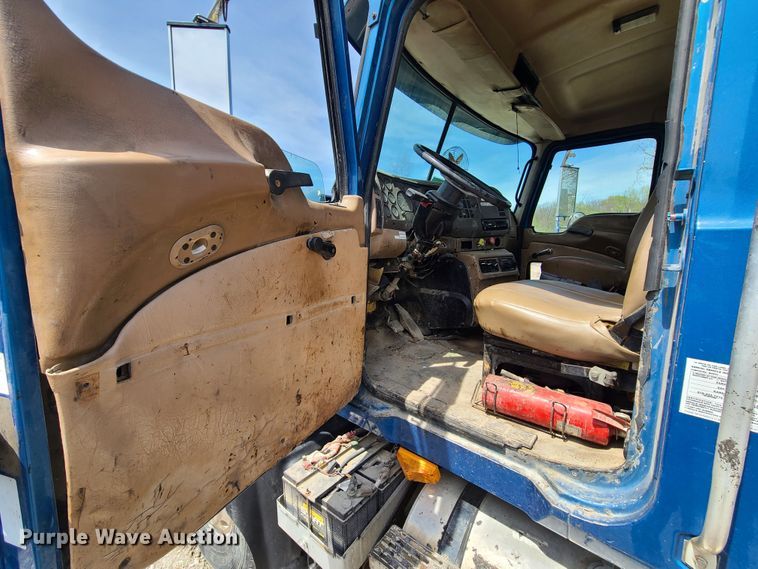 image for item DN5499 2002 Mack CV713 truck chassis