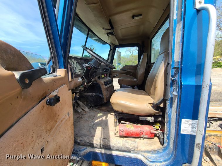 image for item DN5499 2002 Mack CV713 truck chassis