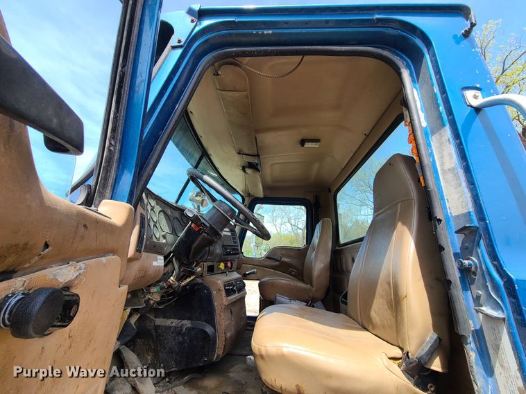 image for item DN5499 2002 Mack CV713 truck chassis