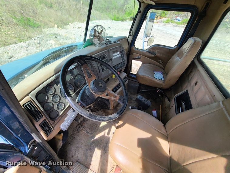 image for item DN5499 2002 Mack CV713 truck chassis