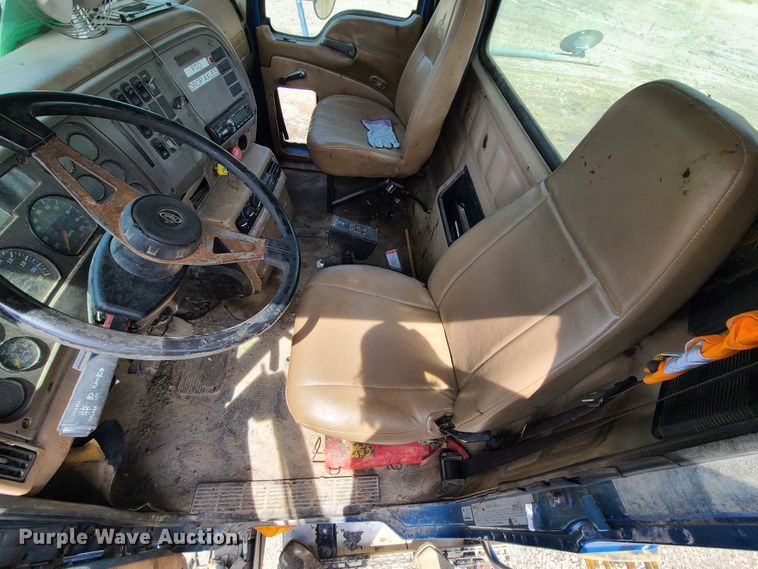 image for item DN5499 2002 Mack CV713 truck chassis