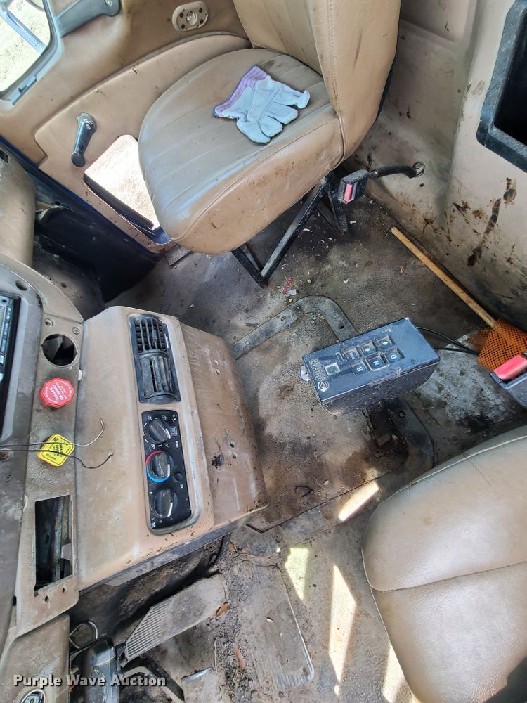 image for item DN5499 2002 Mack CV713 truck chassis