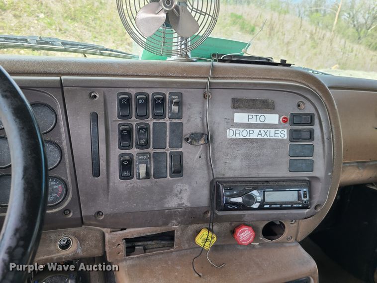 image for item DN5499 2002 Mack CV713 truck chassis