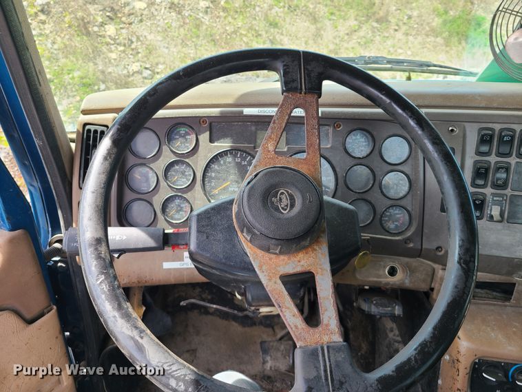 image for item DN5499 2002 Mack CV713 truck chassis