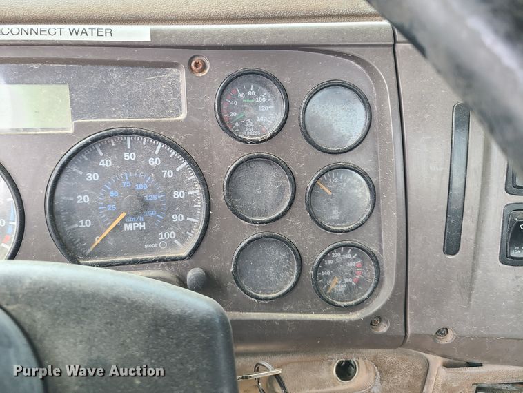 image for item DN5499 2002 Mack CV713 truck chassis