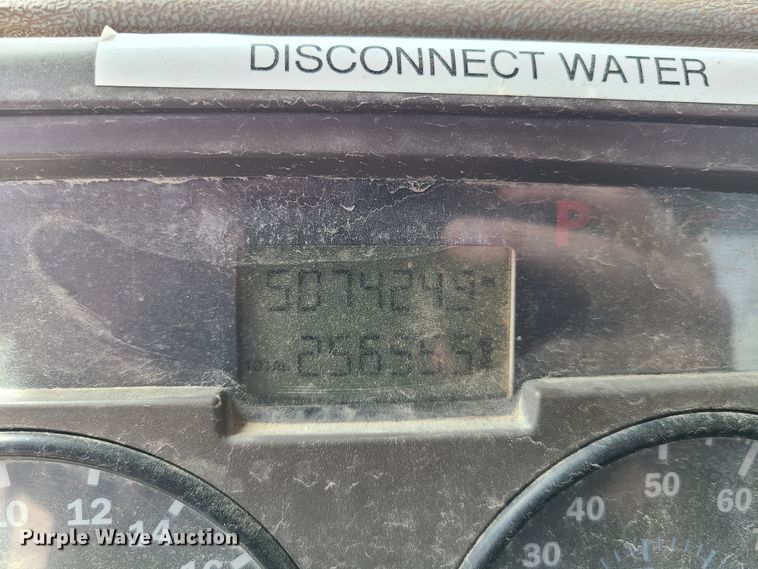 image for item DN5499 2002 Mack CV713 truck chassis