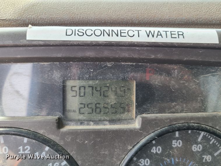 image for item DN5499 2002 Mack CV713 truck chassis