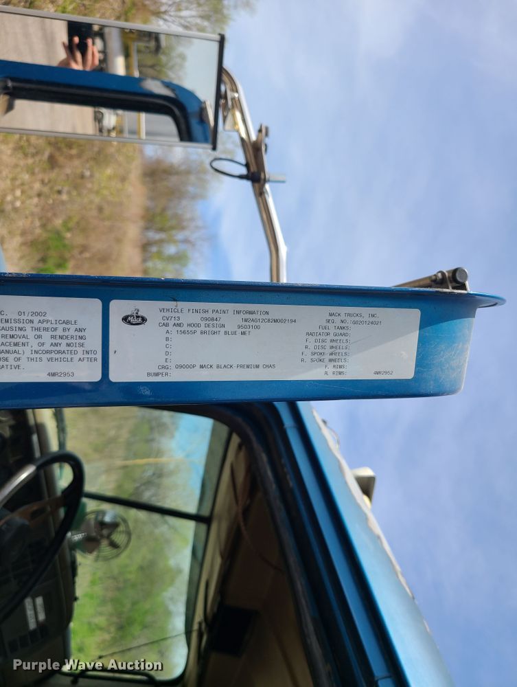 image for item DN5499 2002 Mack CV713 truck chassis