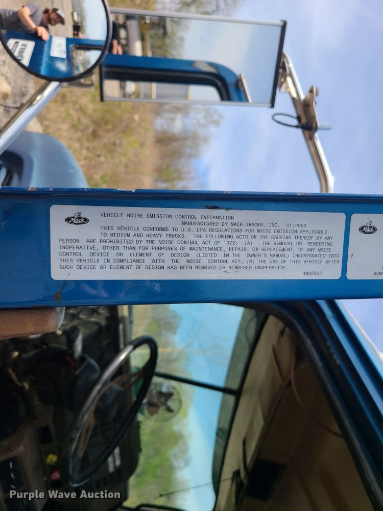 image for item DN5499 2002 Mack CV713 truck chassis