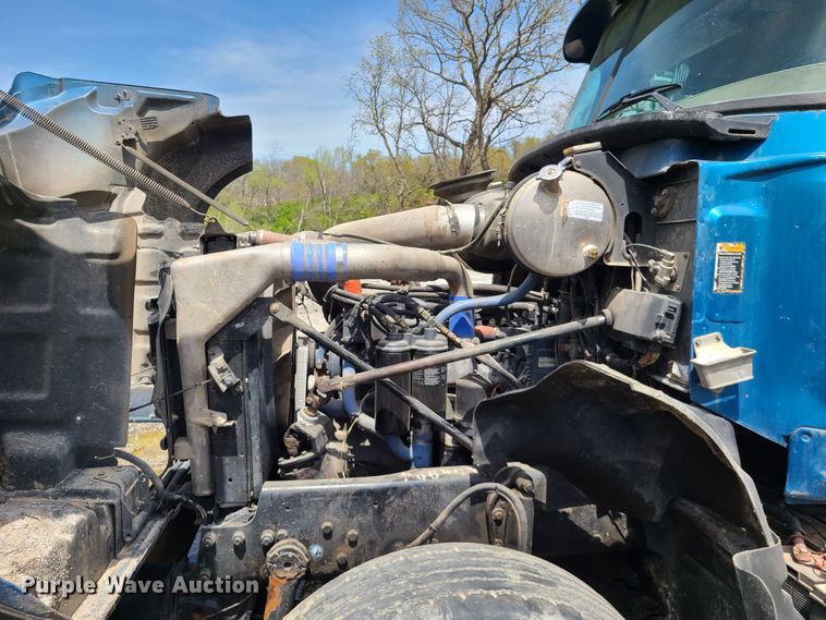 image for item DN5499 2002 Mack CV713 truck chassis