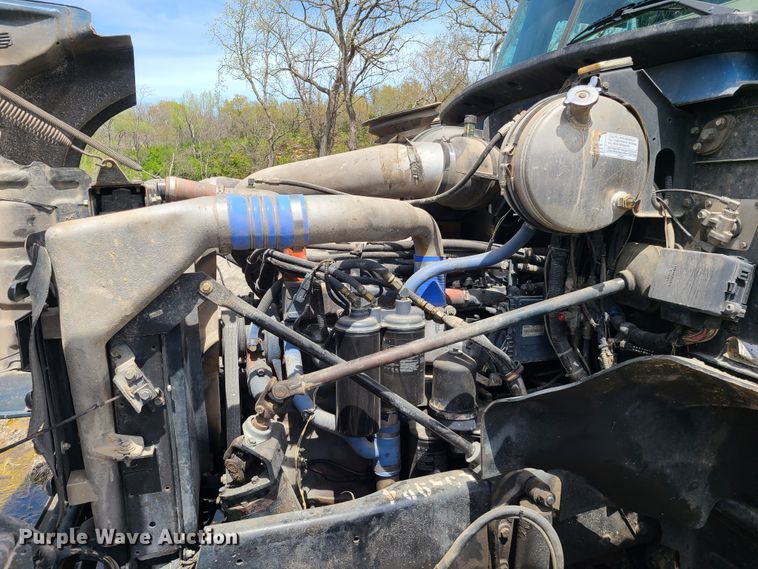 image for item DN5499 2002 Mack CV713 truck chassis