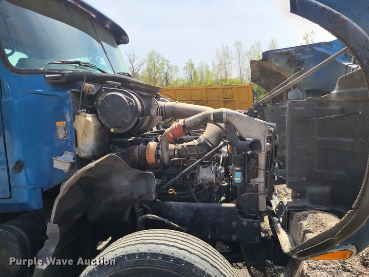 image for item DN5499 2002 Mack CV713 truck chassis