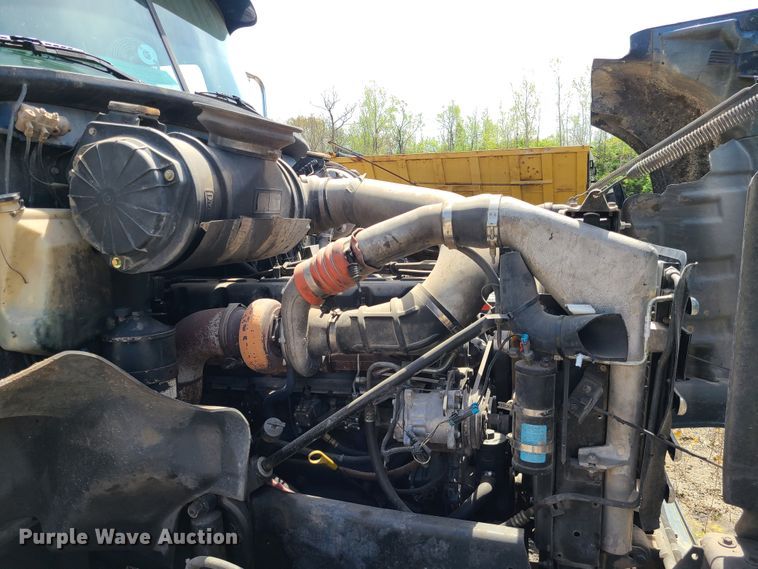 image for item DN5499 2002 Mack CV713 truck chassis