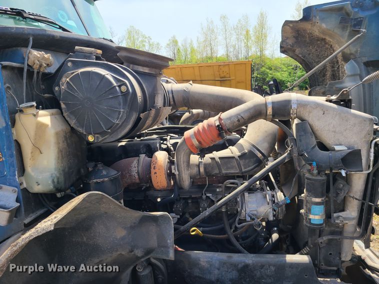 image for item DN5499 2002 Mack CV713 truck chassis