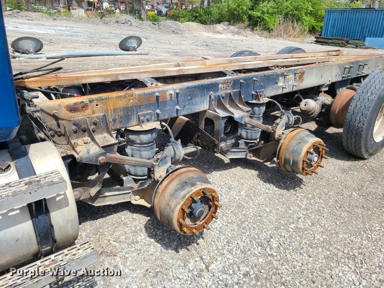 image for item DN5499 2002 Mack CV713 truck chassis