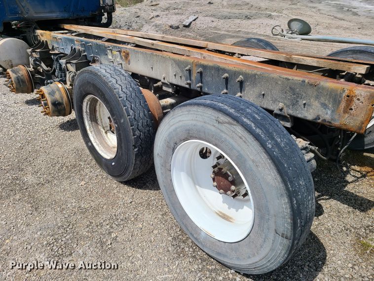 image for item DN5499 2002 Mack CV713 truck chassis