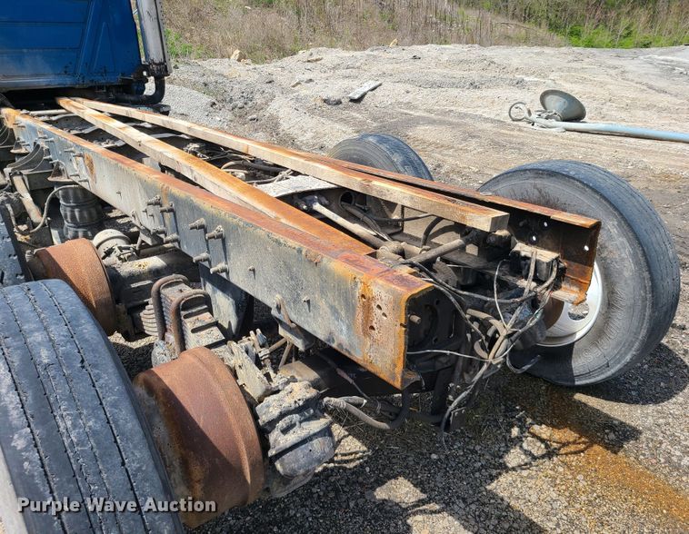 image for item DN5499 2002 Mack CV713 truck chassis