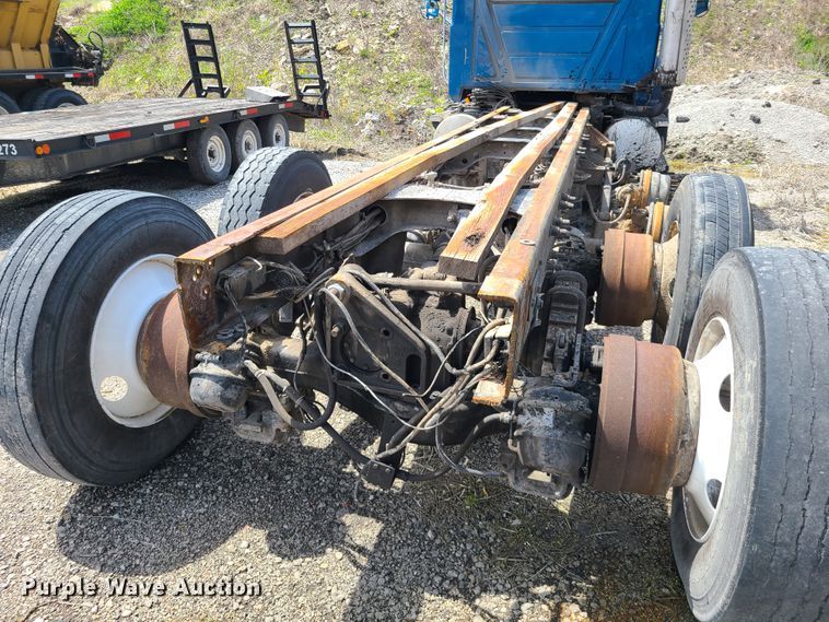 image for item DN5499 2002 Mack CV713 truck chassis