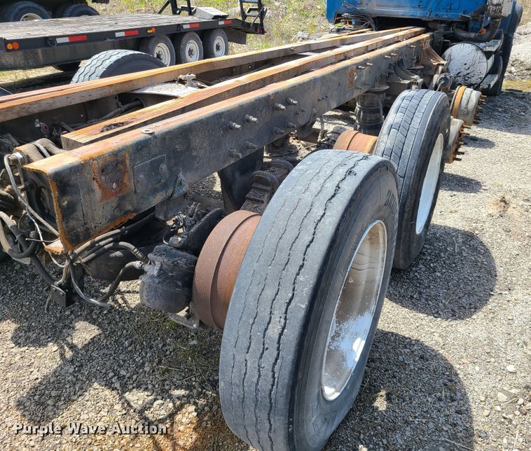 image for item DN5499 2002 Mack CV713 truck chassis
