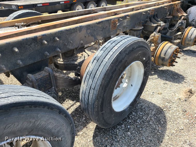 image for item DN5499 2002 Mack CV713 truck chassis