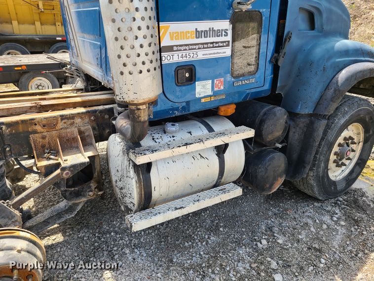 image for item DN5499 2002 Mack CV713 truck chassis