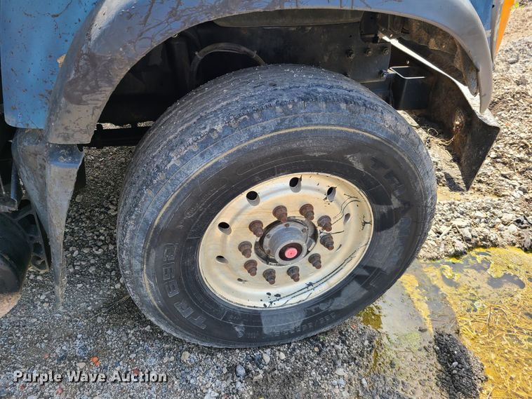 image for item DN5499 2002 Mack CV713 truck chassis