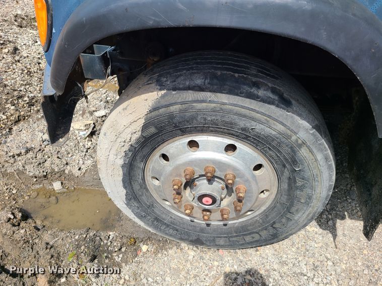 image for item DN5499 2002 Mack CV713 truck chassis