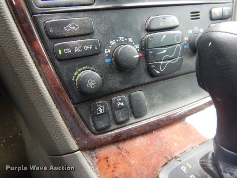 image for item FI9024 2006 Volvo XC70  SUV