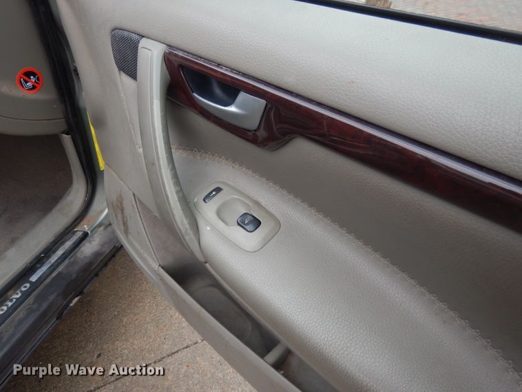 image for item FI9024 2006 Volvo XC70  SUV