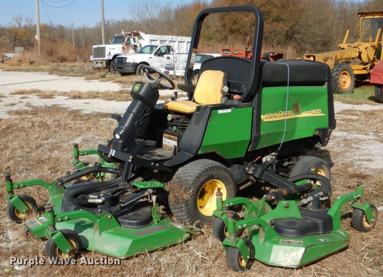 image for item HL9250 John Deere 1600 Turbo  lawn mower