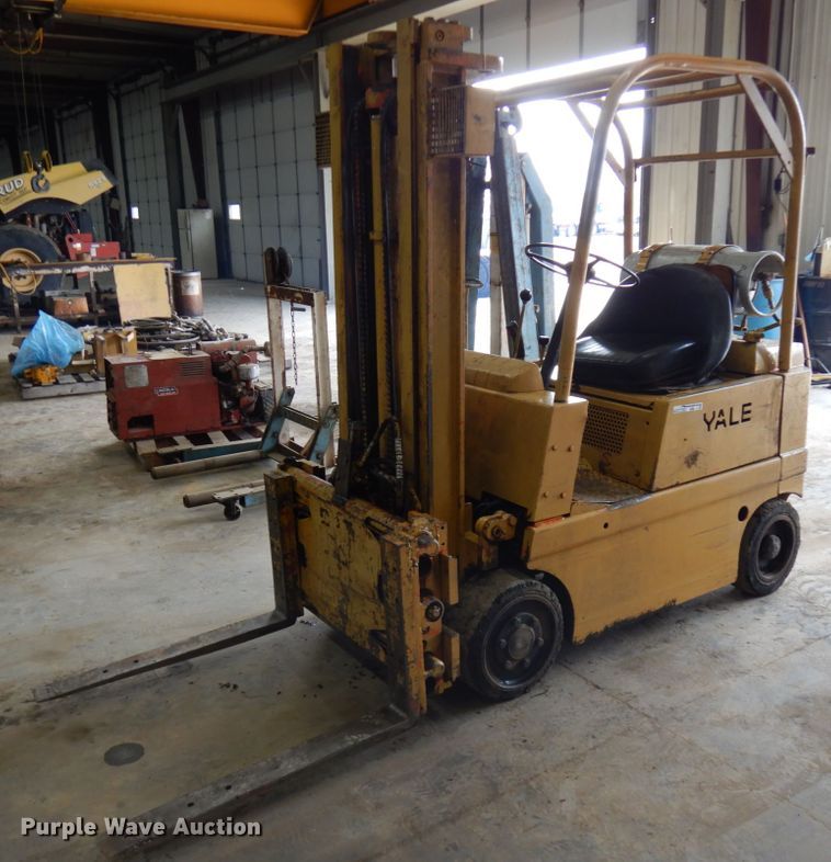 image for item HR9203 Yale  forklift