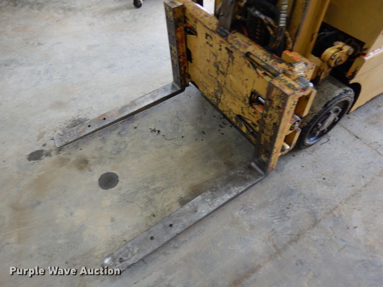 image for item HR9203 Yale  forklift