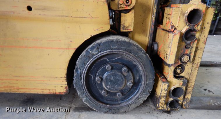 image for item HR9203 Yale  forklift