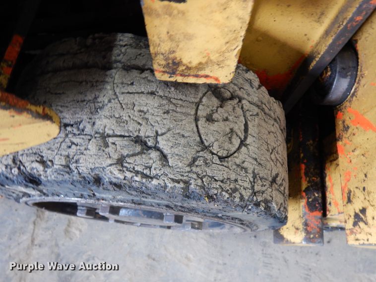 image for item HR9203 Yale  forklift