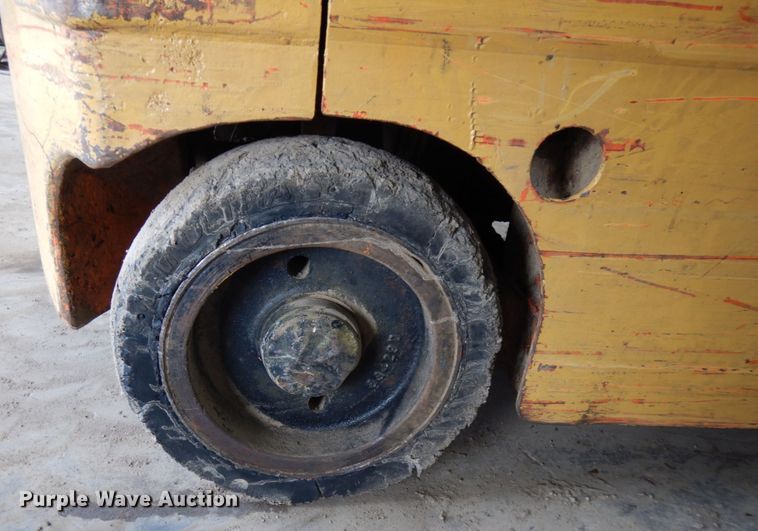 image for item HR9203 Yale  forklift