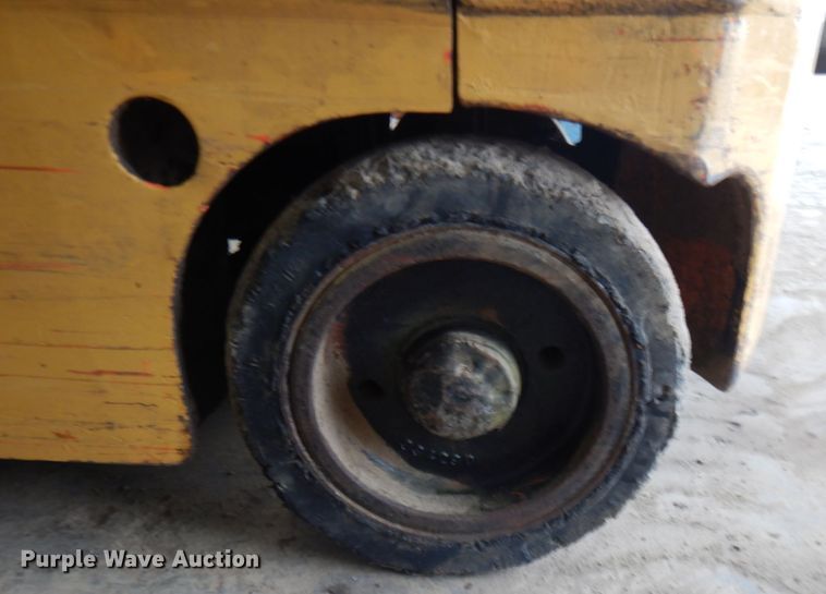 image for item HR9203 Yale  forklift