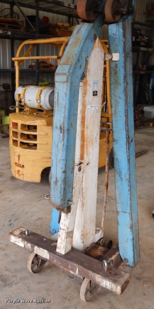 image for item HR9204 Owatonna A engine hoist