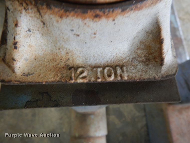 image for item HR9205 Owatonna engine stand