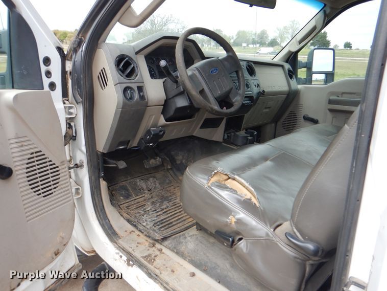 image for item HW9995 2009 Ford F550 Super Duty XL  flatbed truck